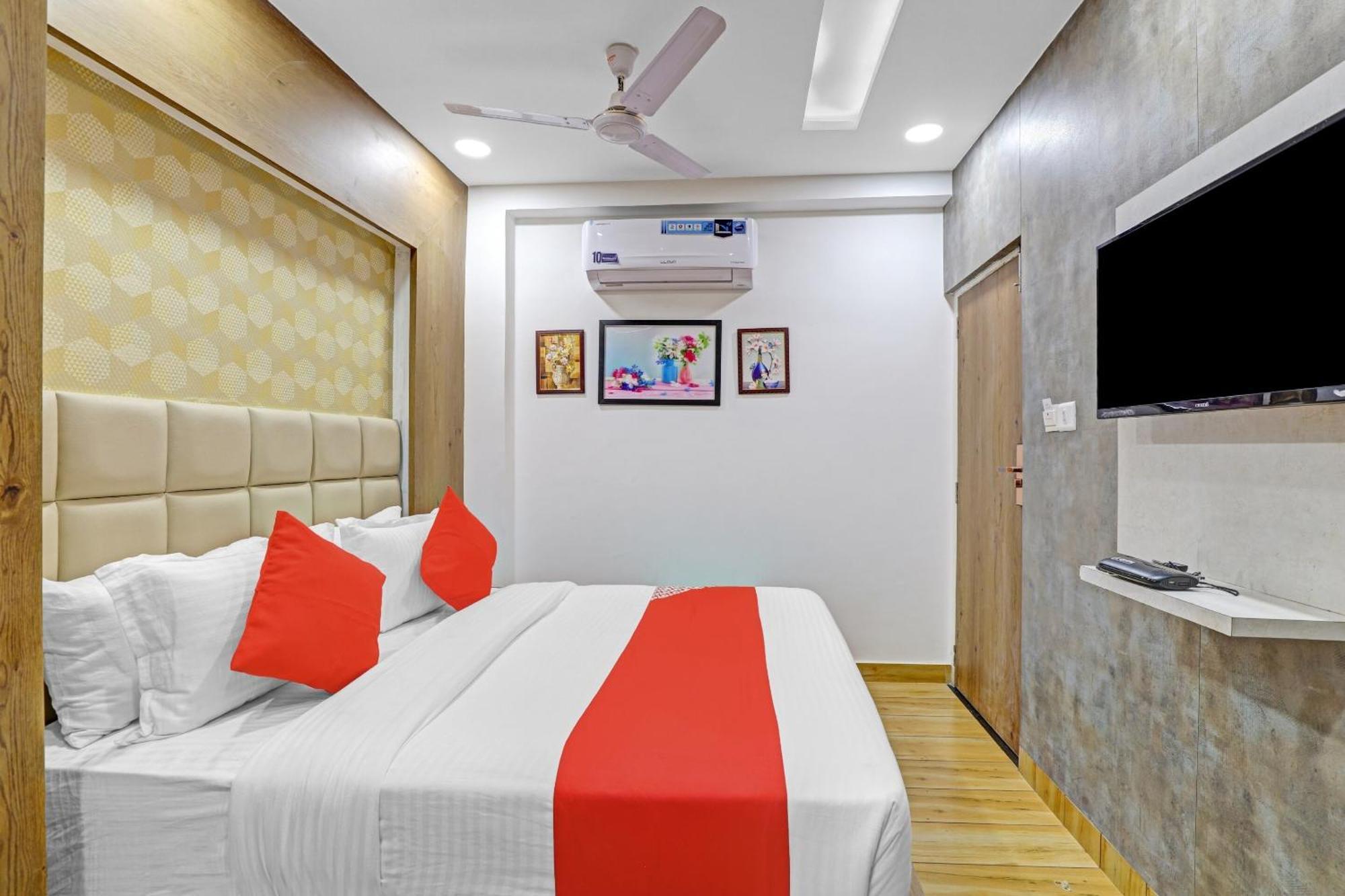Hotel O R S Palace Ahmedabad Exterior foto