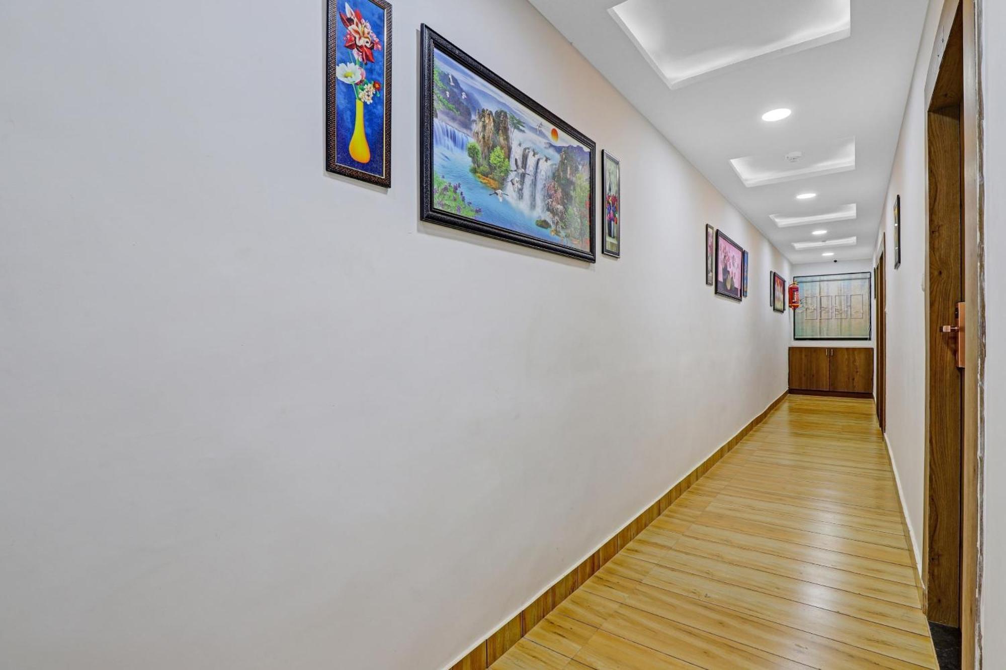 Hotel O R S Palace Ahmedabad Exterior foto